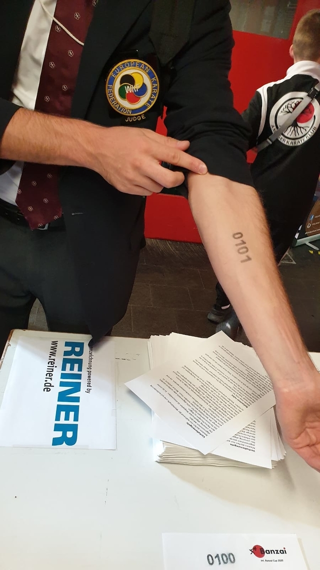 Marcando a los visitantes en el brazo o la mano