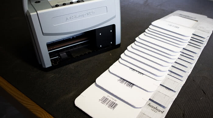 beschichtete Kartons mit Barcodes bedrucken