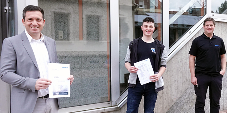 Réussite : Marco Duffner, stagiaire chez REINER, reçoit un certificat et des félicitations.