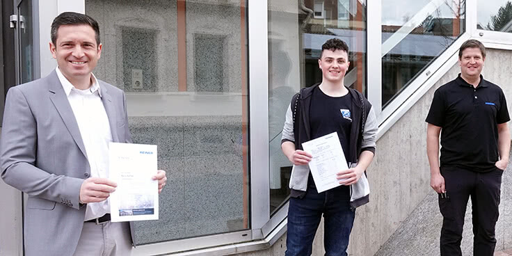 Graduación exitosa: el aprendiz de REINER Marco Duffner recibe el certificado y los elogios