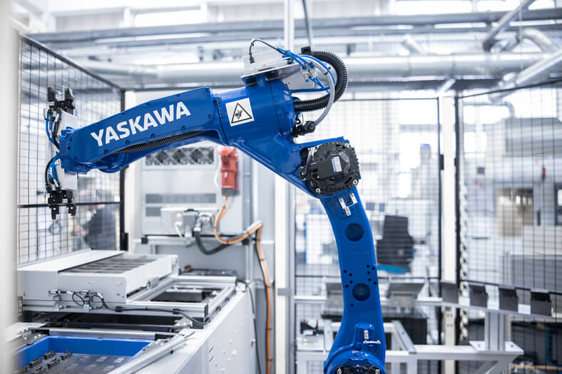 1 Fraesroboter Automatisierung Bearbeitungszentrum 8803