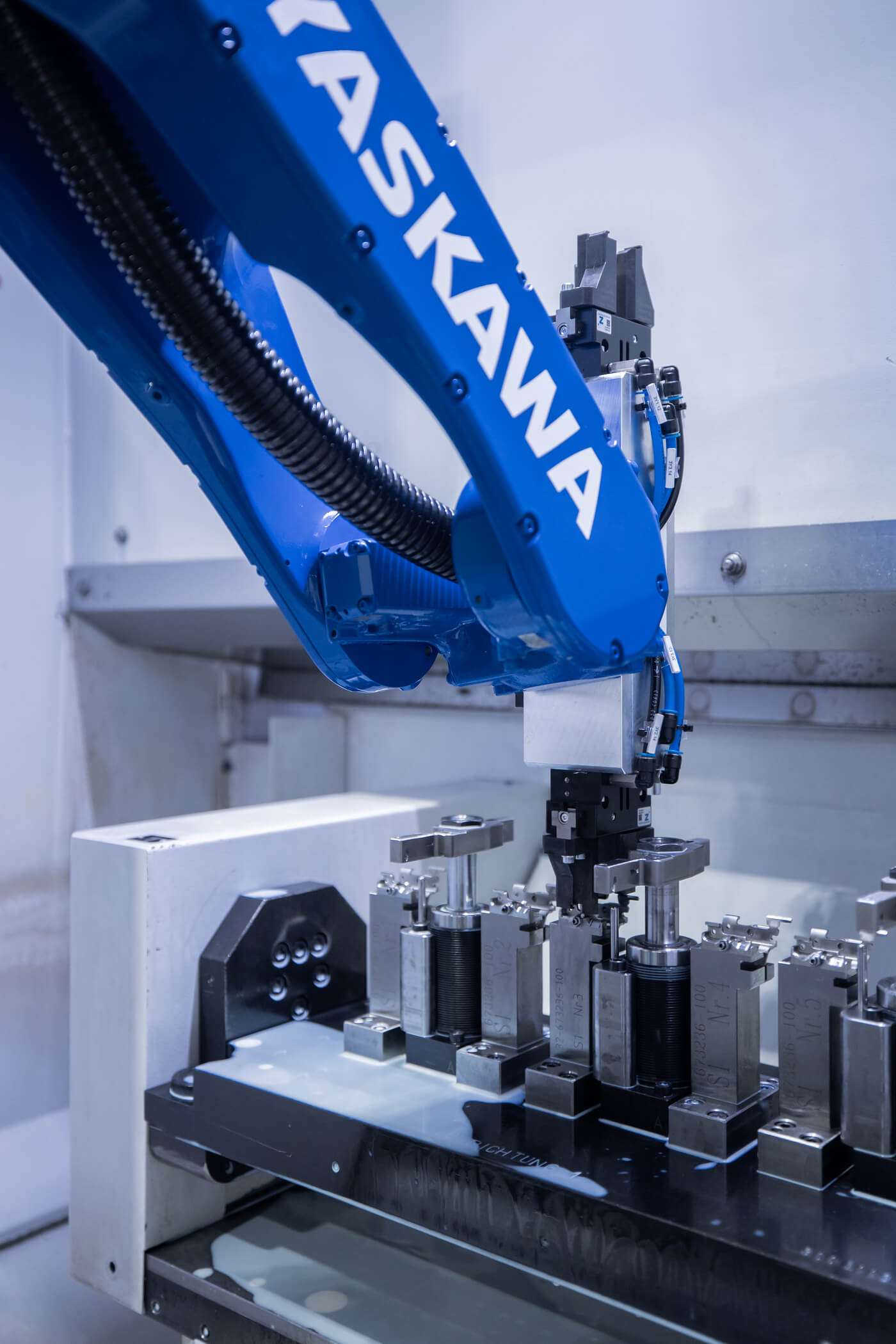 3 Fraesroboter Automatisierung Bearbeitungszentrum 9882